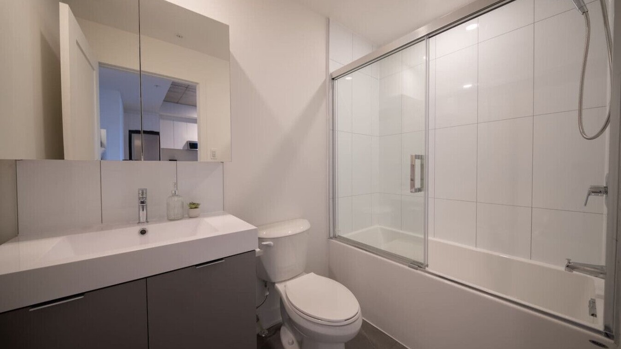Photo of Bathroom in Carlingwood - McKellar Park - Laurentien View