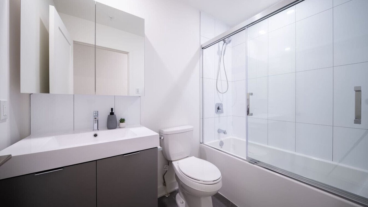 Photo of Bathroom in Carlingwood - McKellar Park - Laurentien View