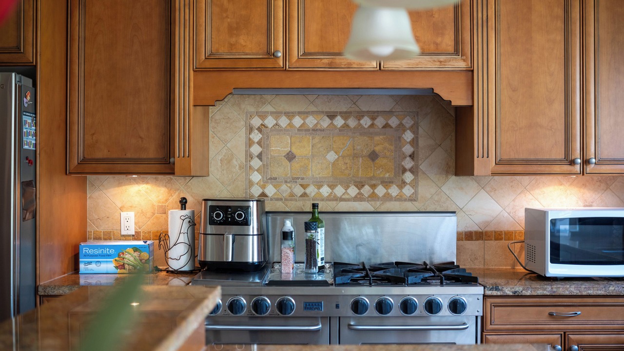 Photo of Kitchen in District of North Vancouver