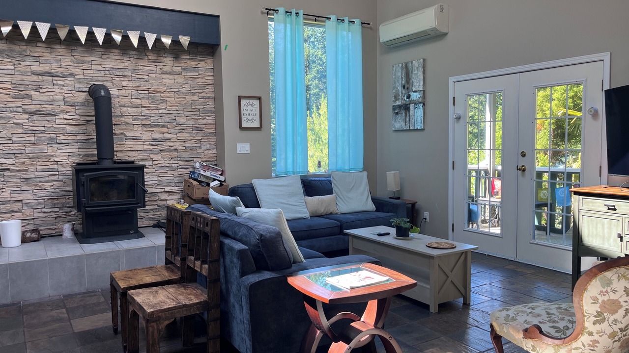 Photo of Livingroom in East Sooke
