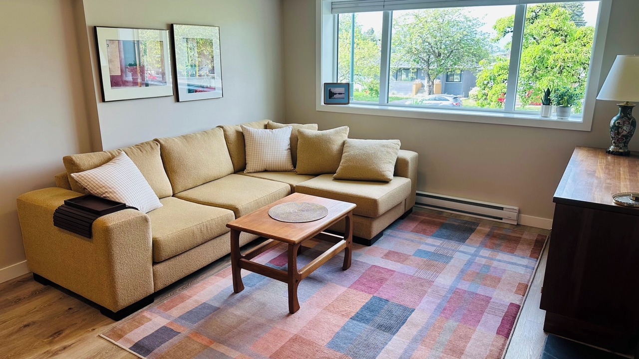 Photo of Livingroom in Renfrew-Collingwood