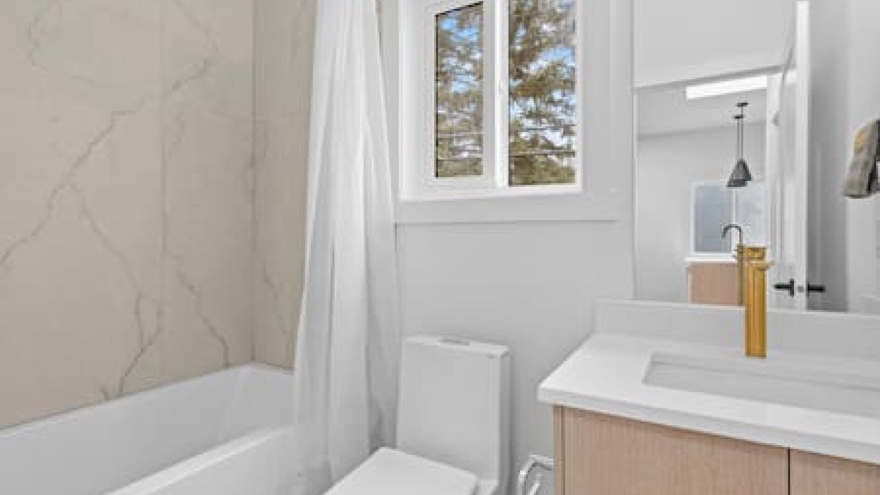 Photo of Bathroom in Banff Trail