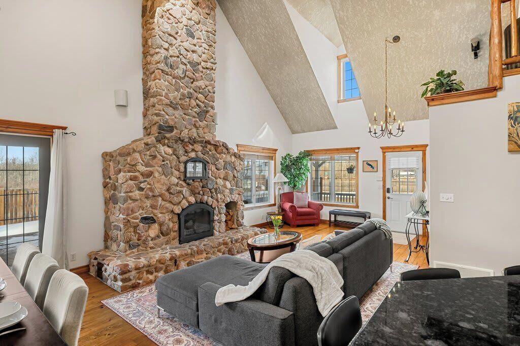 Photo of Livingroom in Sylvan Lake