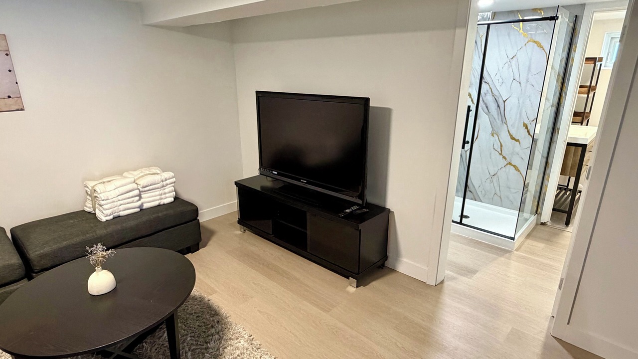 Photo of Livingroom in Renfrew-Collingwood
