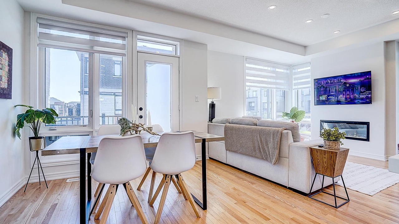 Photo of Livingroom in Ajax