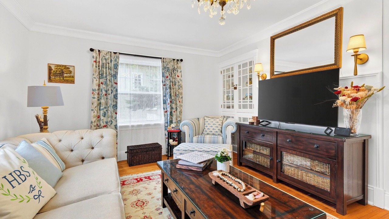 Photo of Livingroom in Queens Square