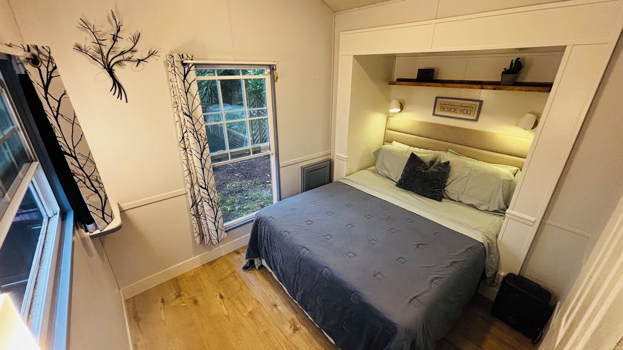 Photo of Bedroom in Lindell Beach