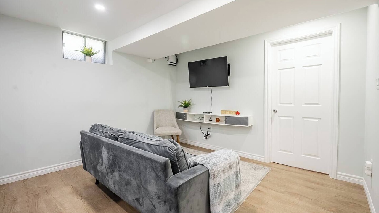 Photo of Livingroom in Bathurst Manor
