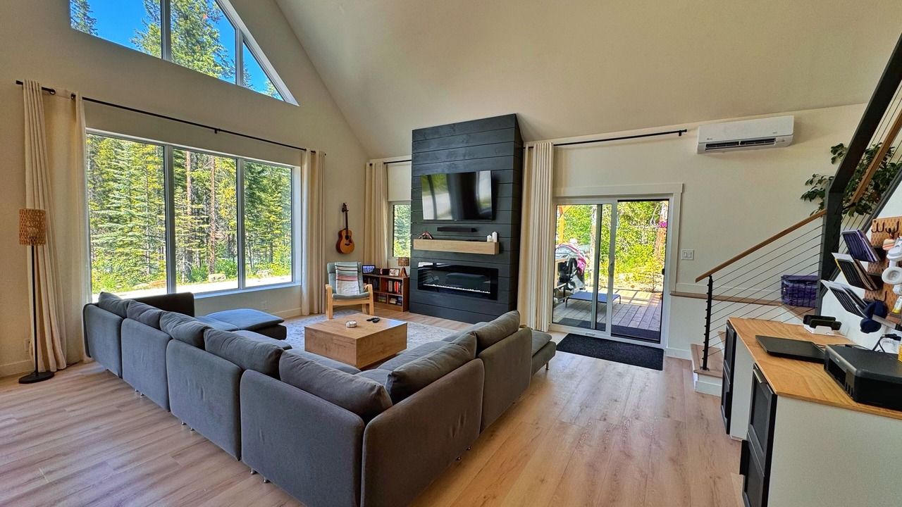 Photo of Livingroom in East Kootenay