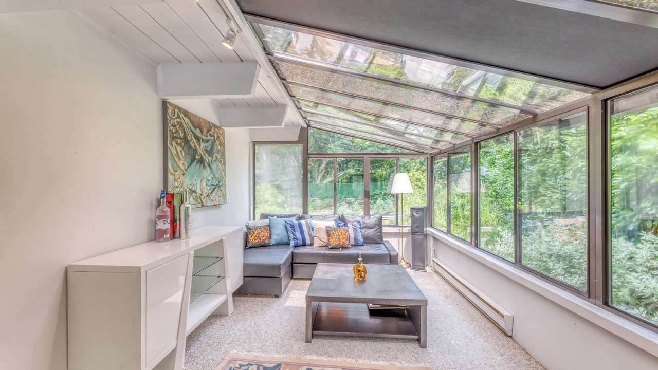 Photo of Livingroom in District of North Vancouver