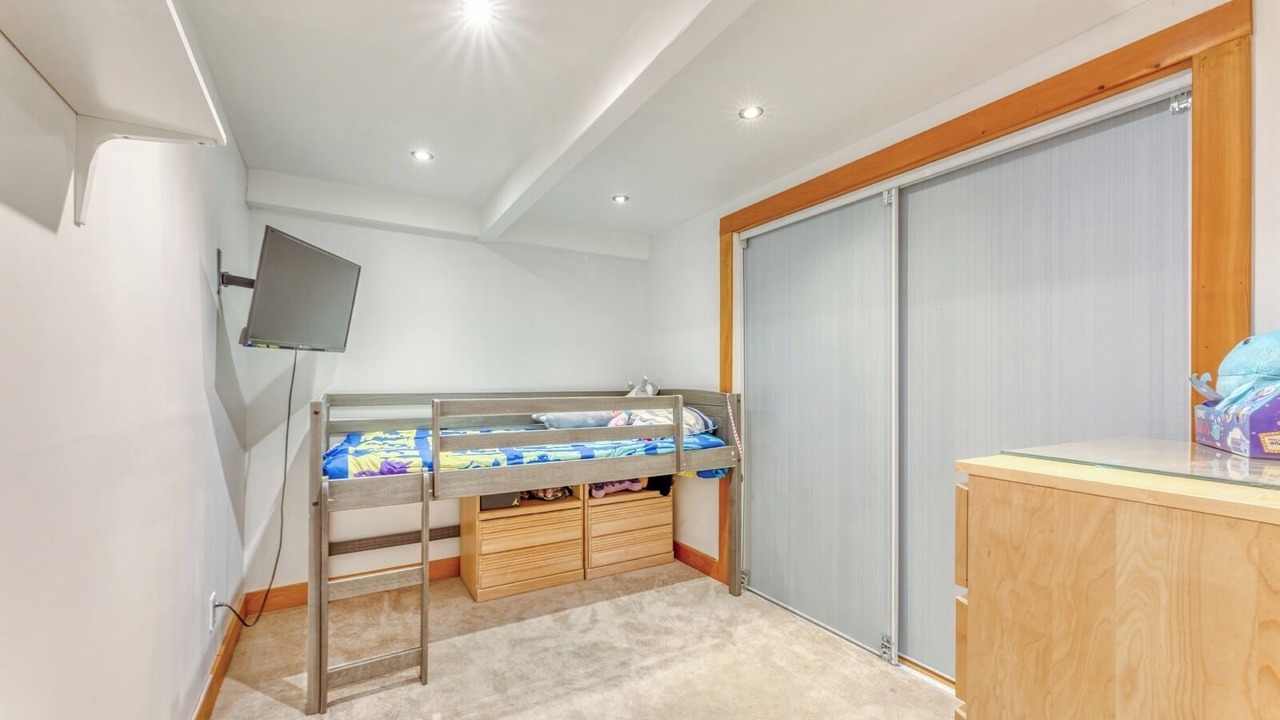 Photo of Bedroom in District of North Vancouver
