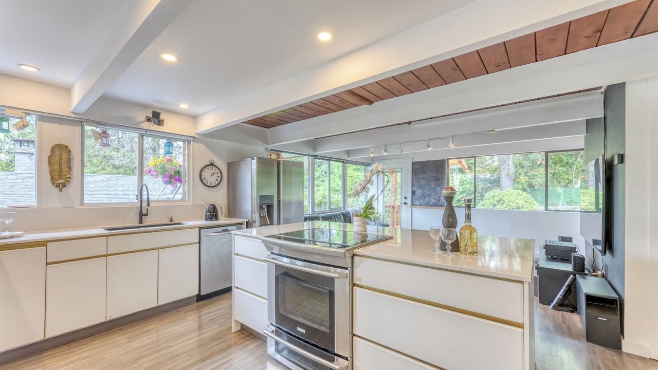 Photo of Kitchen in District of North Vancouver