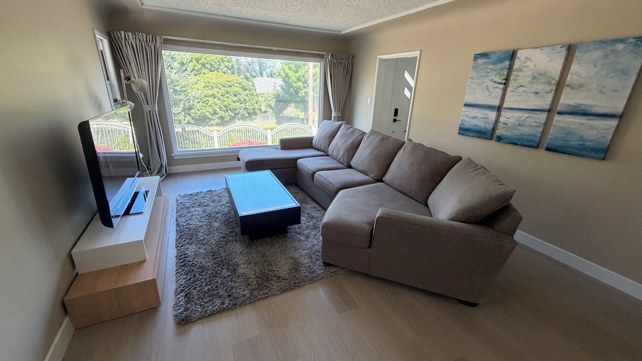 Photo of Livingroom in Renfrew-Collingwood