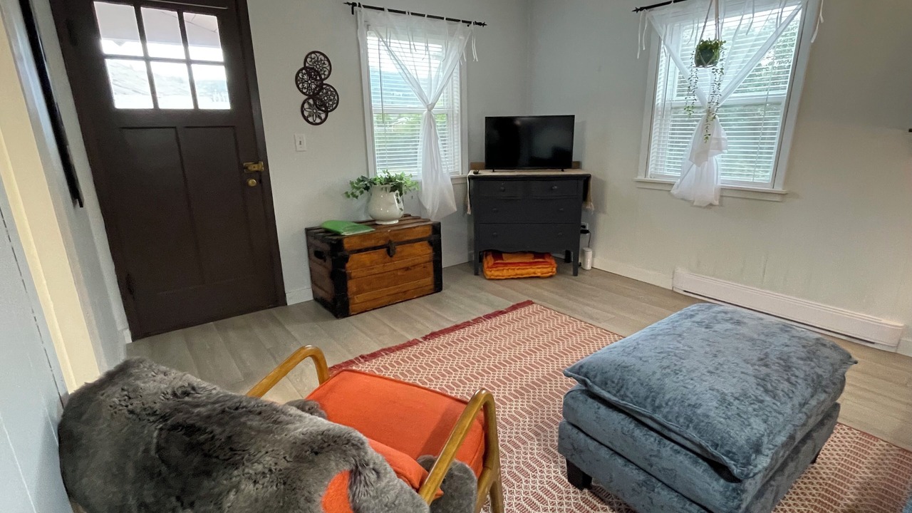 Photo of Livingroom in Midway