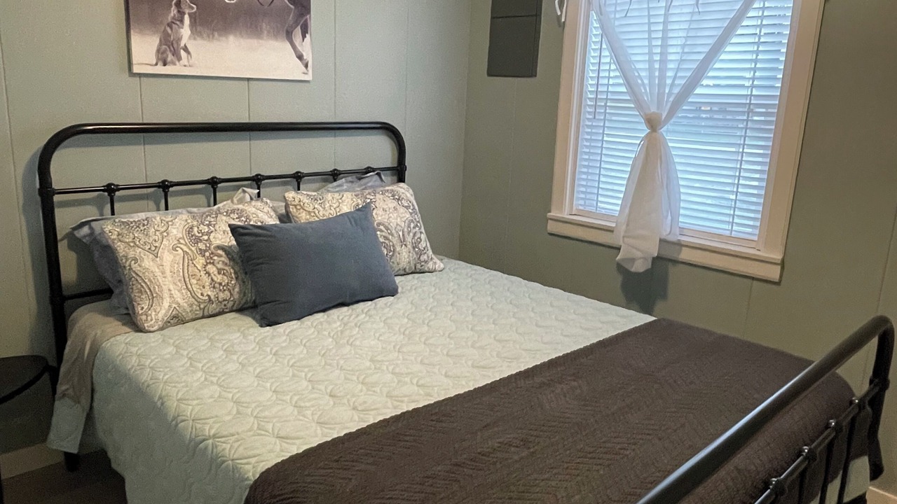 Photo of Bedroom in Midway