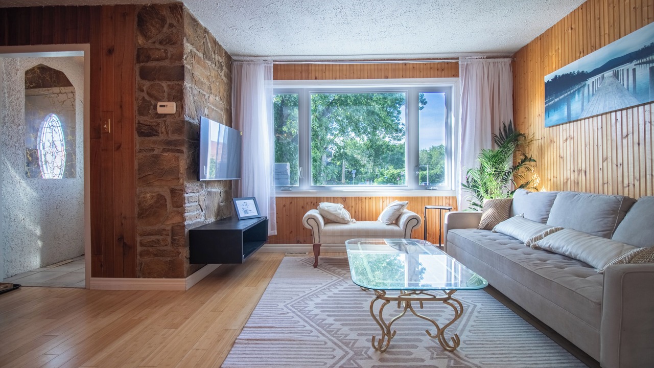Photo of Livingroom in Laval-des-Rapides