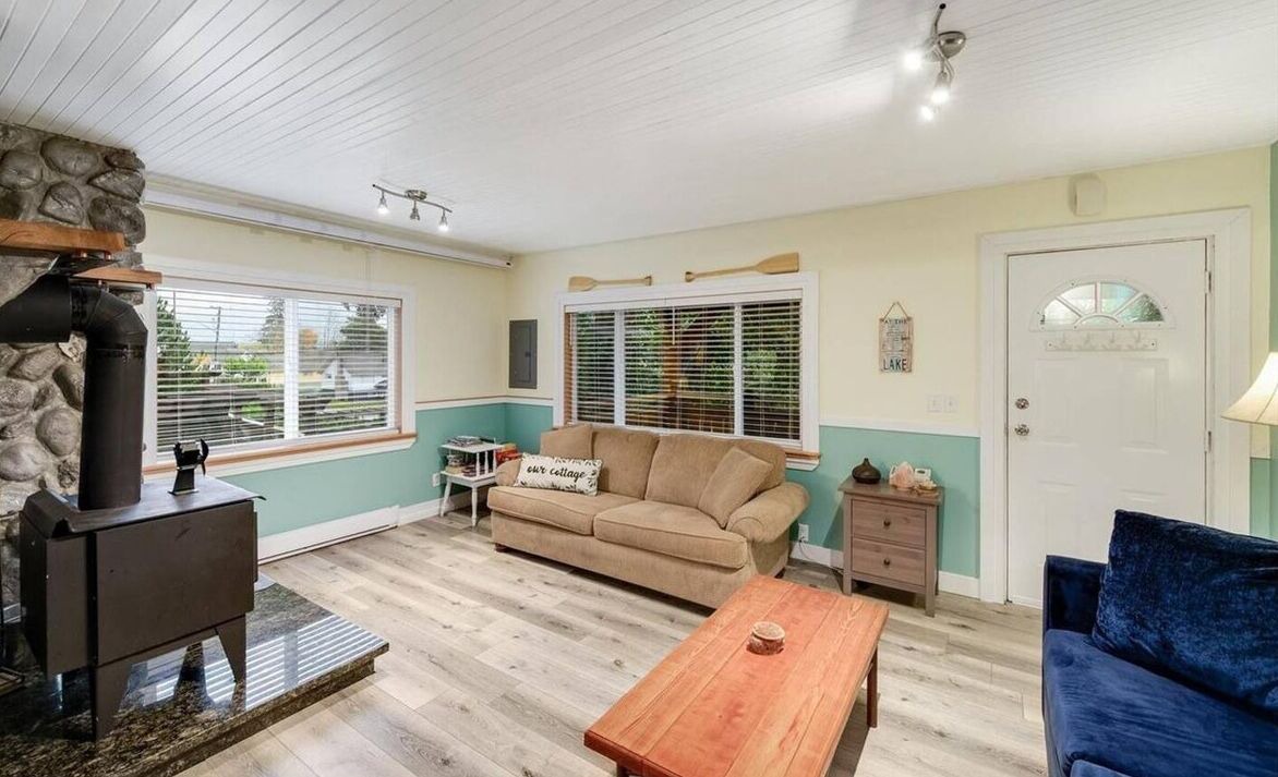 Photo of Livingroom in Youbou