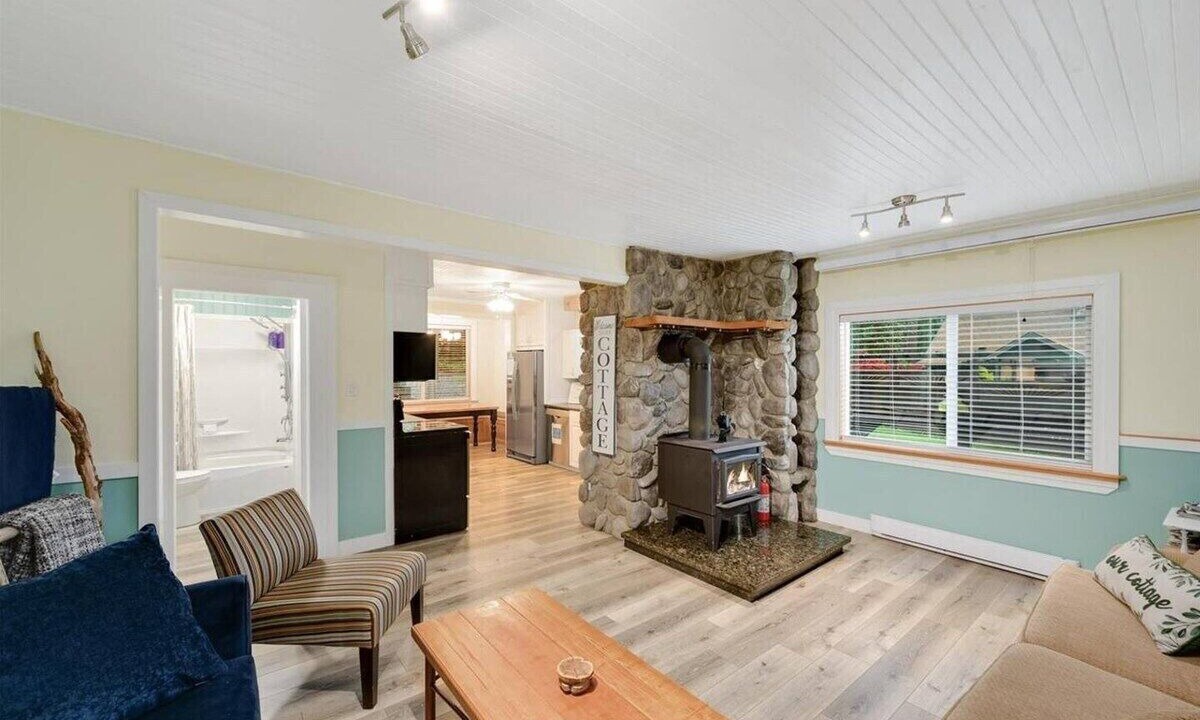 Photo of Livingroom in Youbou