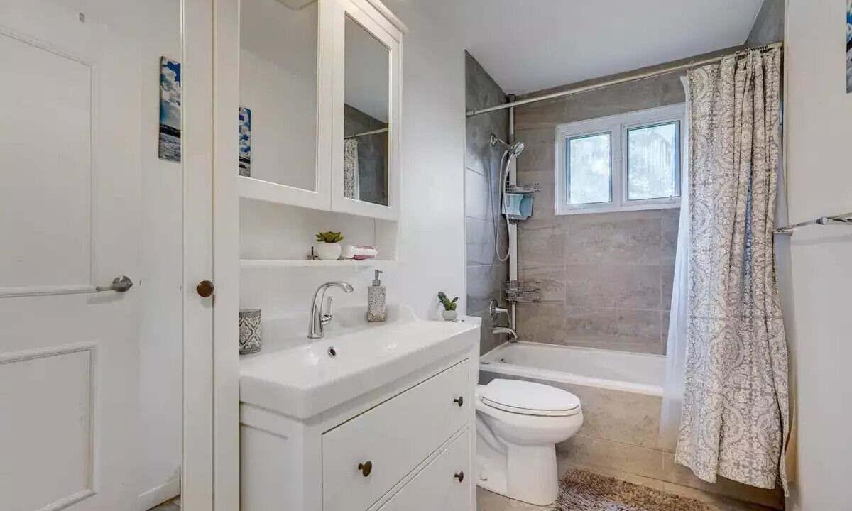 Photo of Bathroom in Saint-Hubert