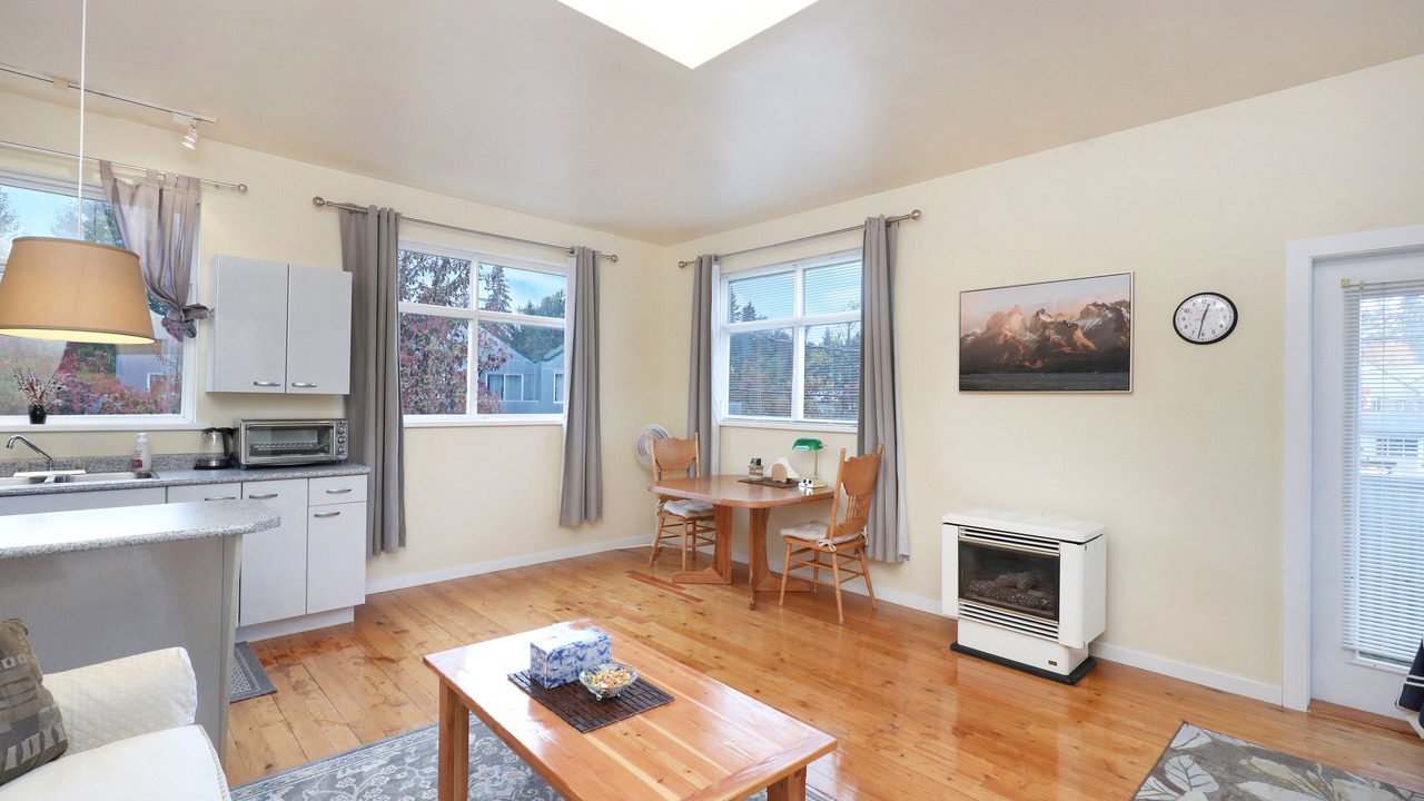 Photo of Livingroom in Courtenay
