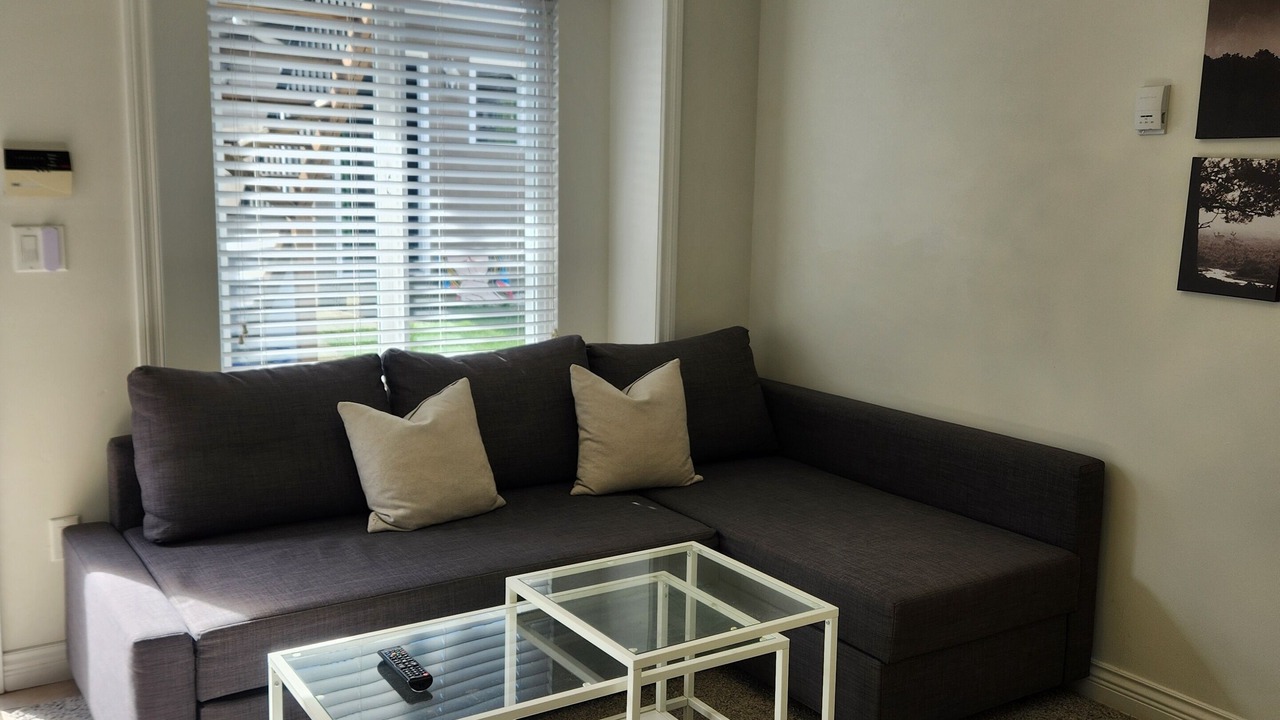 Photo of Livingroom in Renfrew-Collingwood