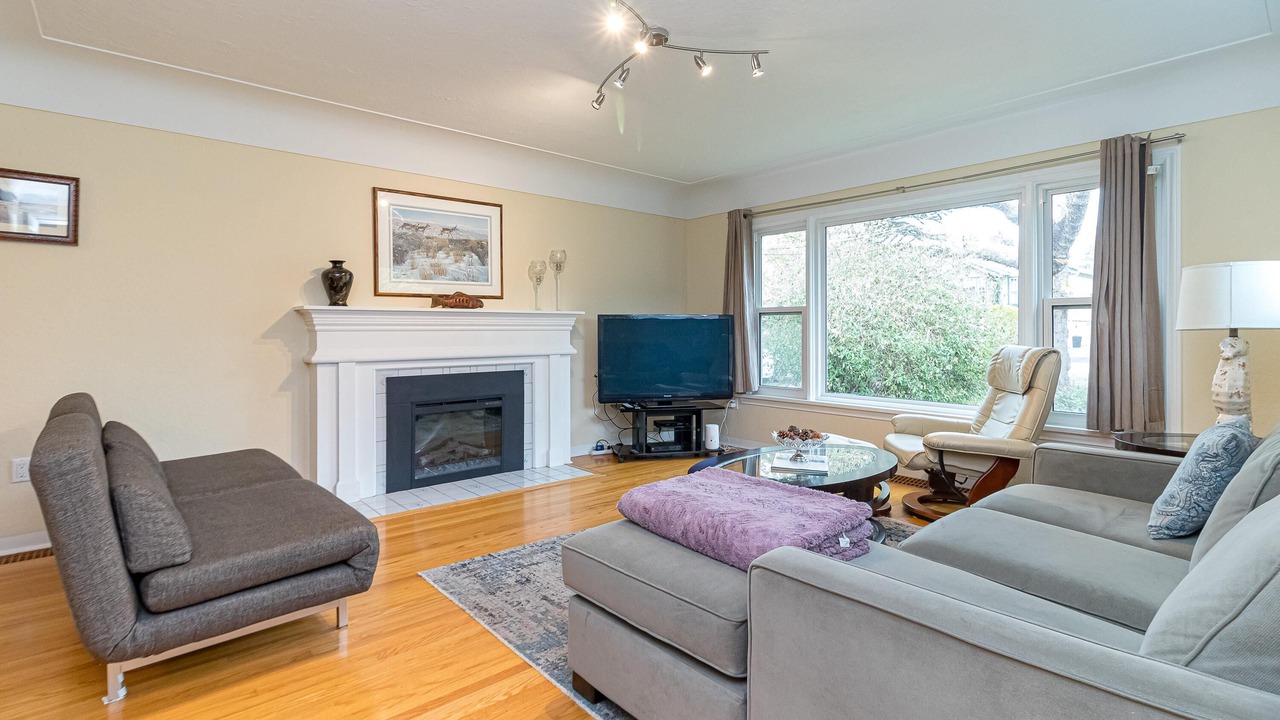 Photo of Livingroom in Oak Bay