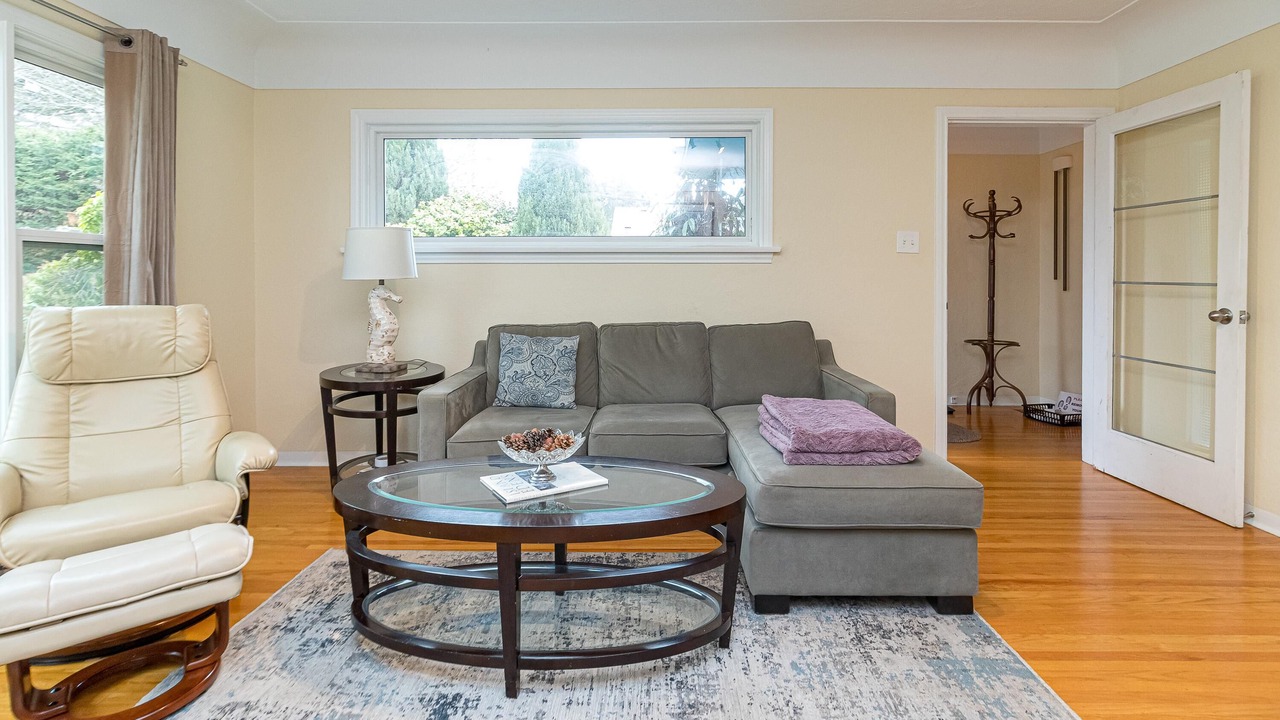 Photo of Livingroom in Oak Bay