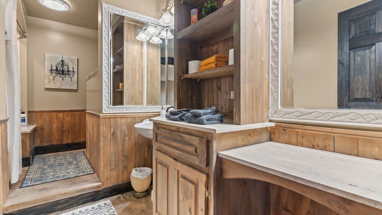 Photo of Bathroom in De Winton