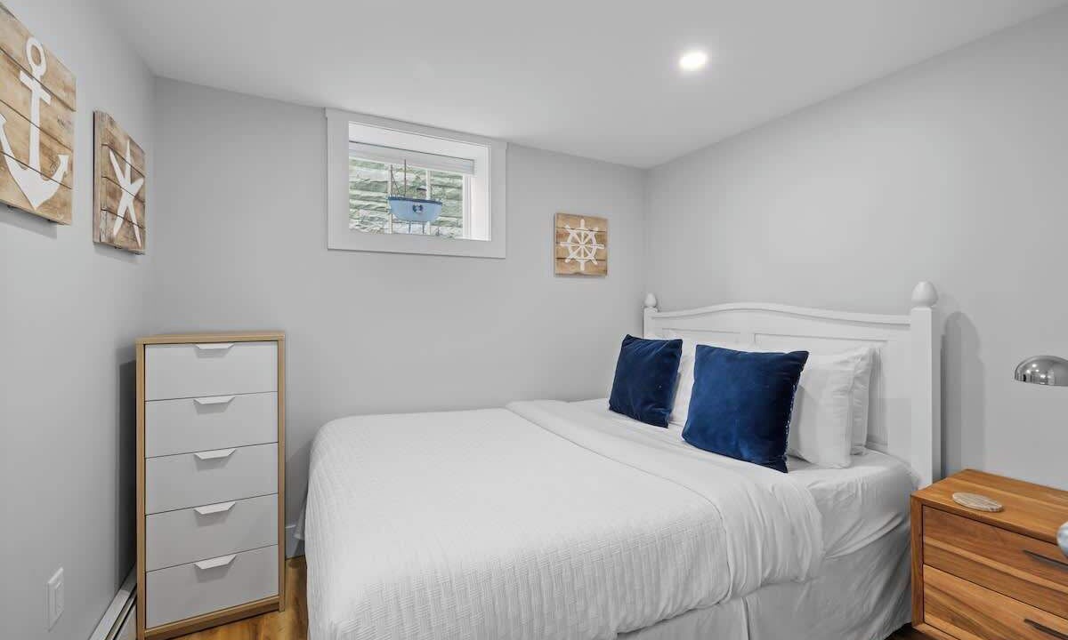 Photo of Bedroom in Queens Square