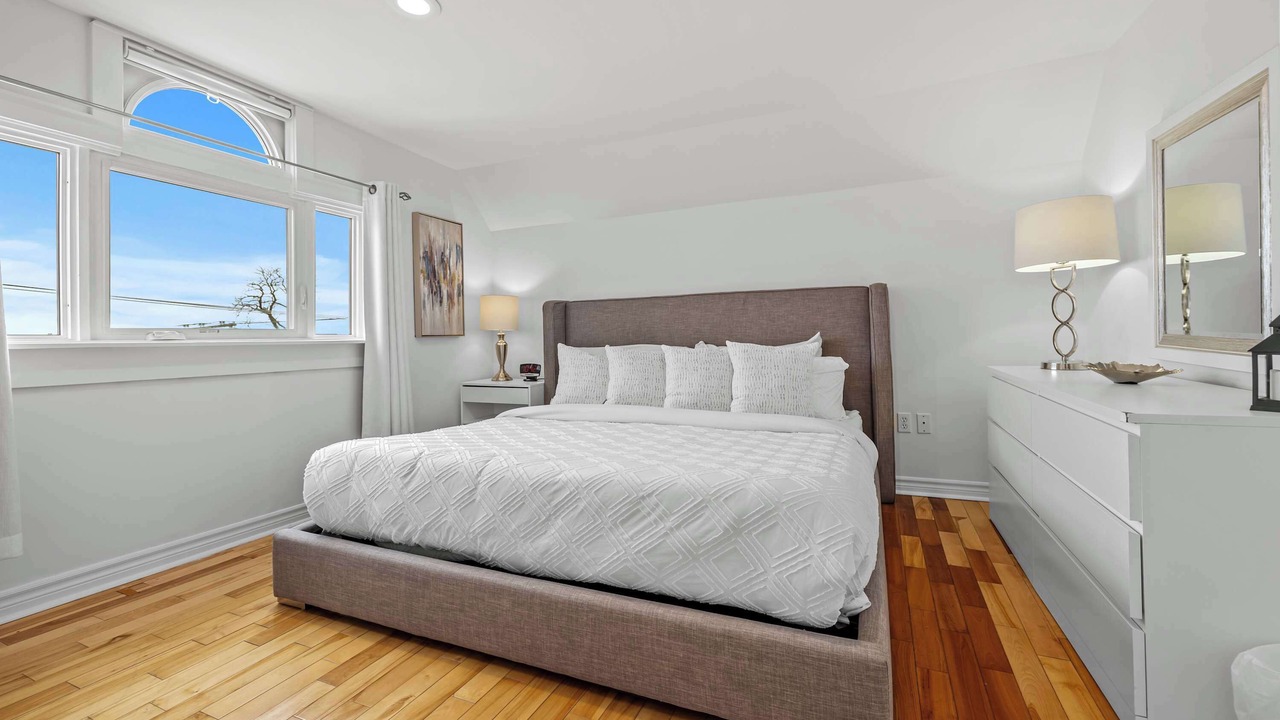 Photo of Bedroom in Queens Square