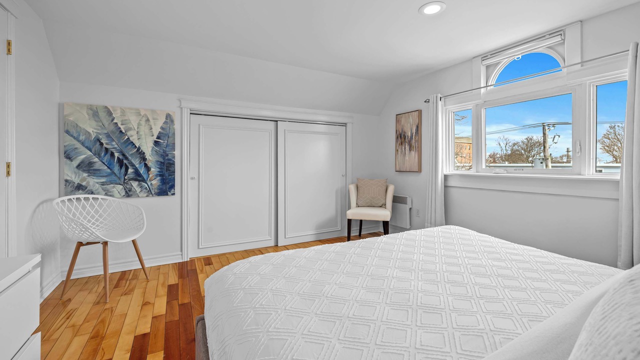 Photo of Bedroom in Queens Square