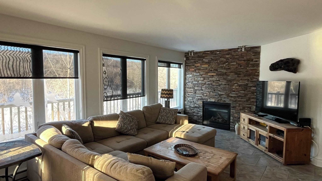 Photo of Livingroom in Prevost