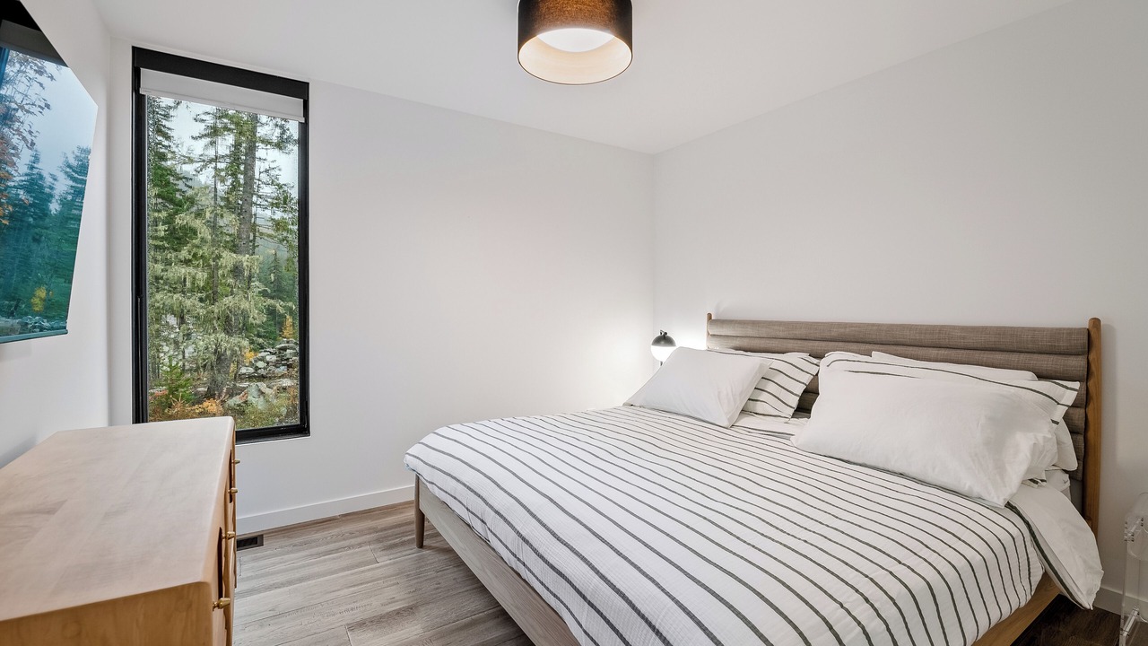 Photo of Bedroom in Sea to Sky Highway
