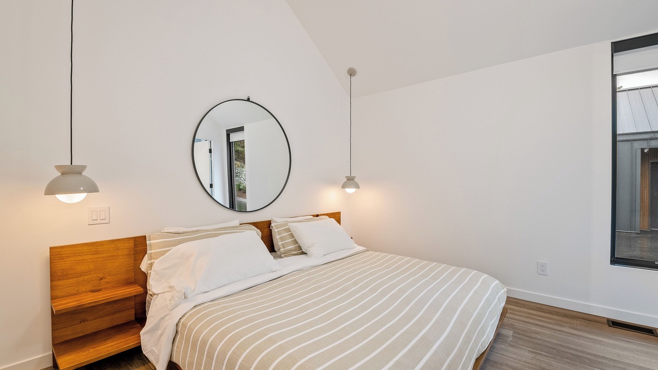 Photo of Bedroom in Sea to Sky Highway