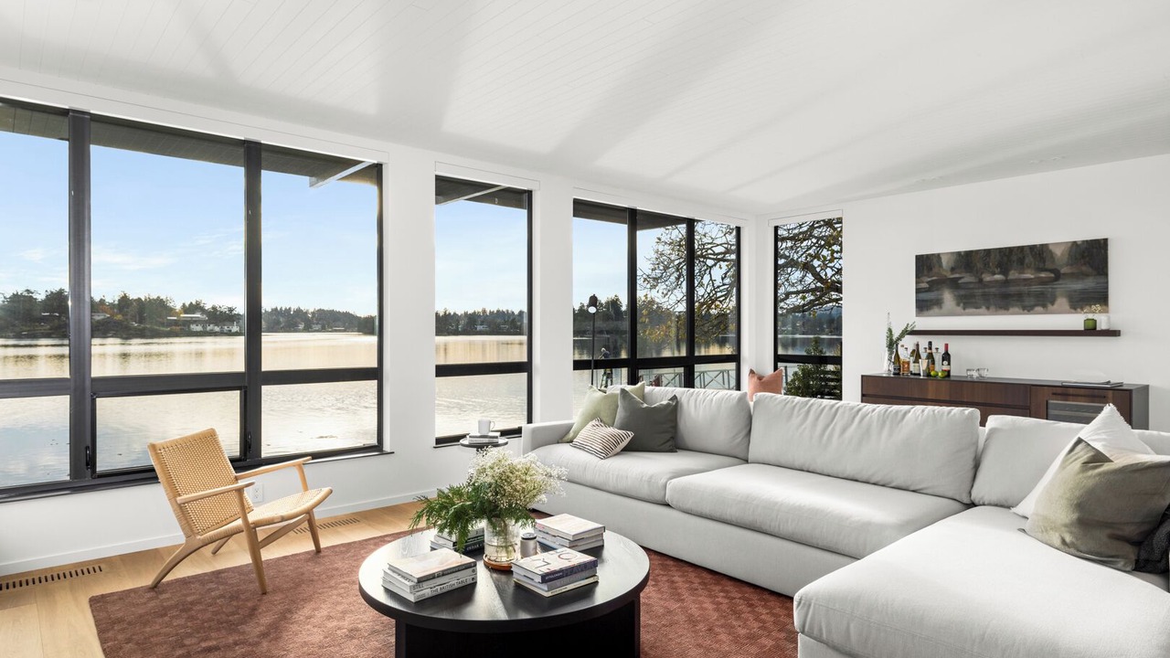 Photo of Livingroom in Saanich West