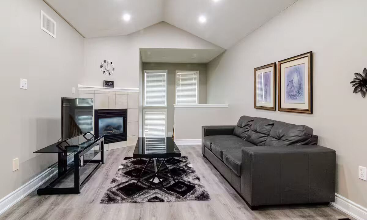 Photo of Livingroom in Durham Region