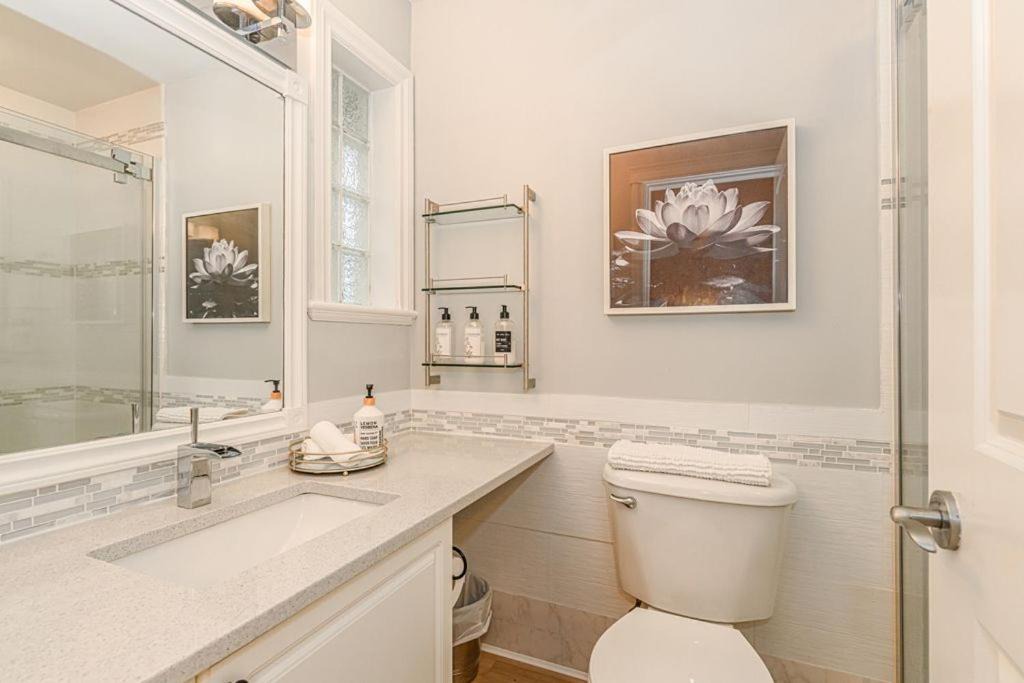 Photo of Bathroom in Booktown