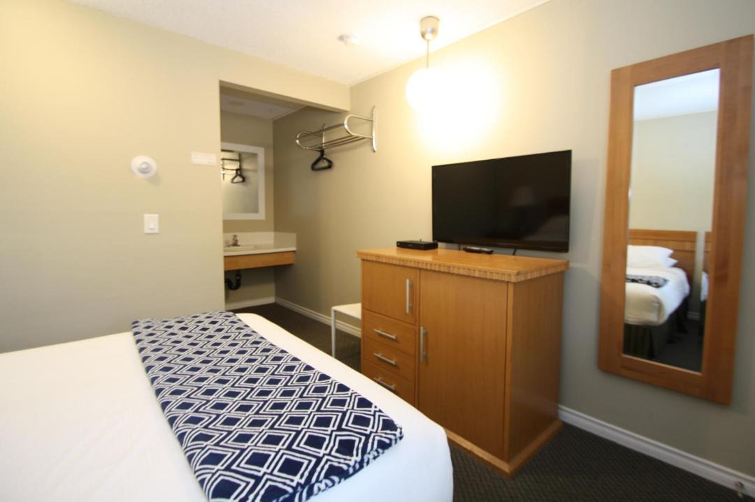 Photo of Bedroom in Harrison Hot Springs