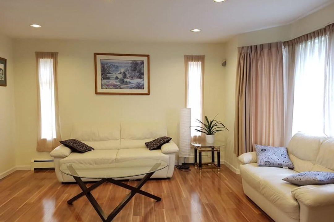 Photo of Livingroom in Renfrew-Collingwood