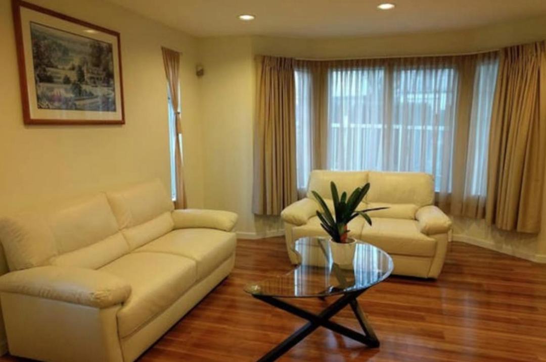 Photo of Livingroom in Renfrew-Collingwood