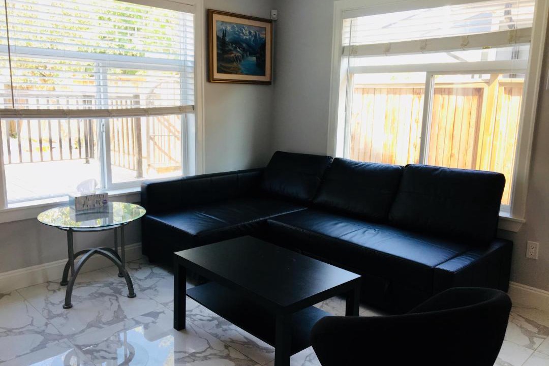 Photo of Livingroom in Renfrew-Collingwood