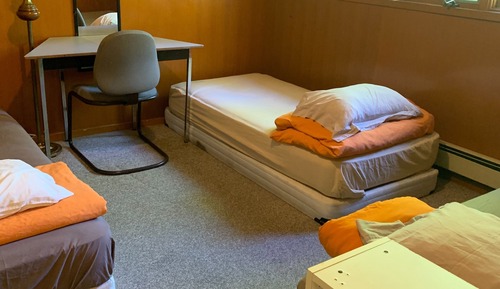 3 people private room with share washroom