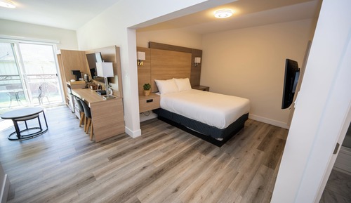 Deluxe Studio with Lake View and Balcony