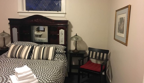 Room, 1 Queen Bed, Shared Bathroom
