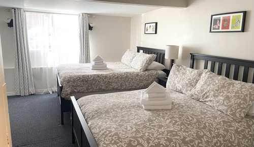 Family suite (lower level) 