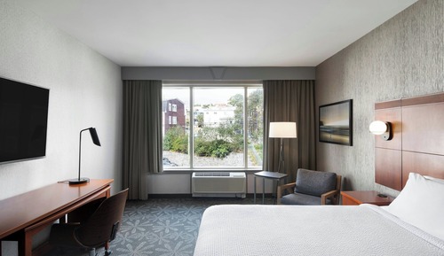 Room, 1 King Bed, Hearing Accessible (Transfer Shower)