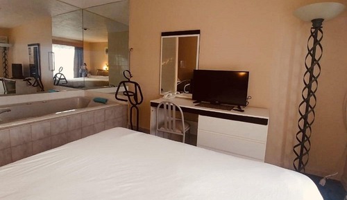 Deluxe Suite, 1 Queen Bed, Jetted Tub