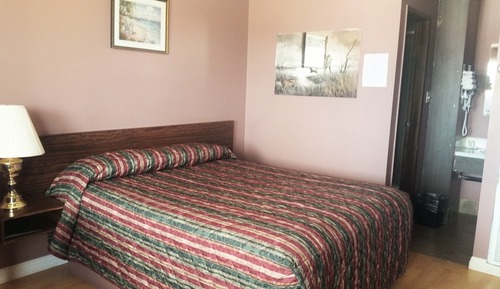 Basic Room, 1 Queen Bed, City View