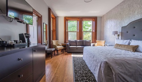 Standard Room, 1 King Bed, Non Smoking (Larger Room)
