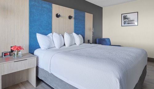 Room, 1 King Bed (Lake View, Balcony)